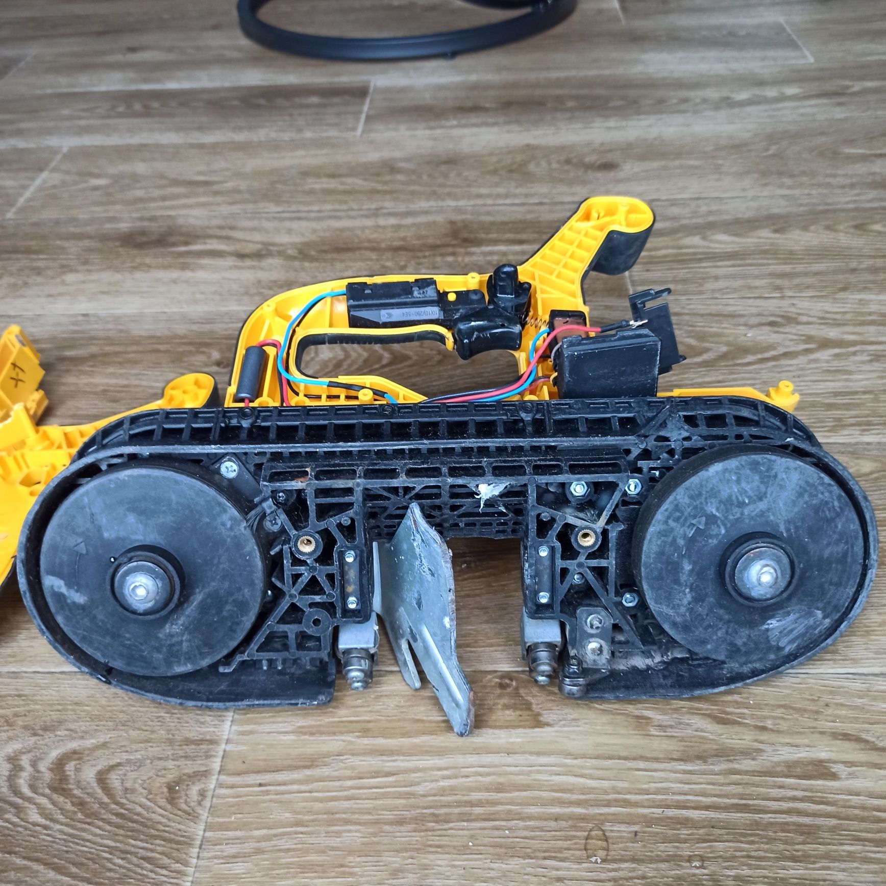 Piła pilarka taśmowa do metalu DeWALT DCS371 18V XR Li-Ion uszkodzona