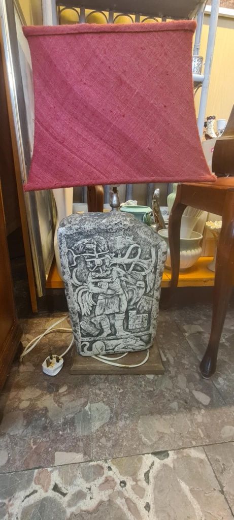 lampę zrobioną kamienia