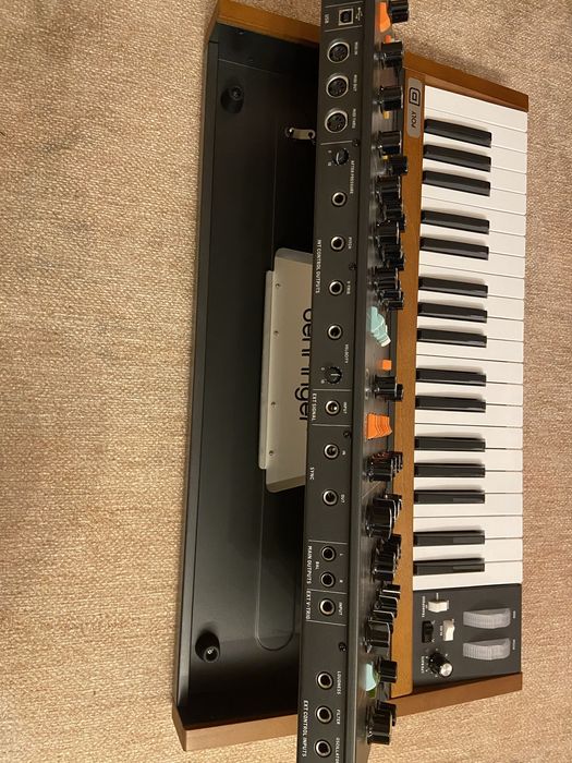 Sintetizador Behringer Poly D