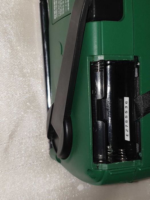 Rádio de Emergência c/ Manivela Manual, Painel Solar, Lanterna, Alarme