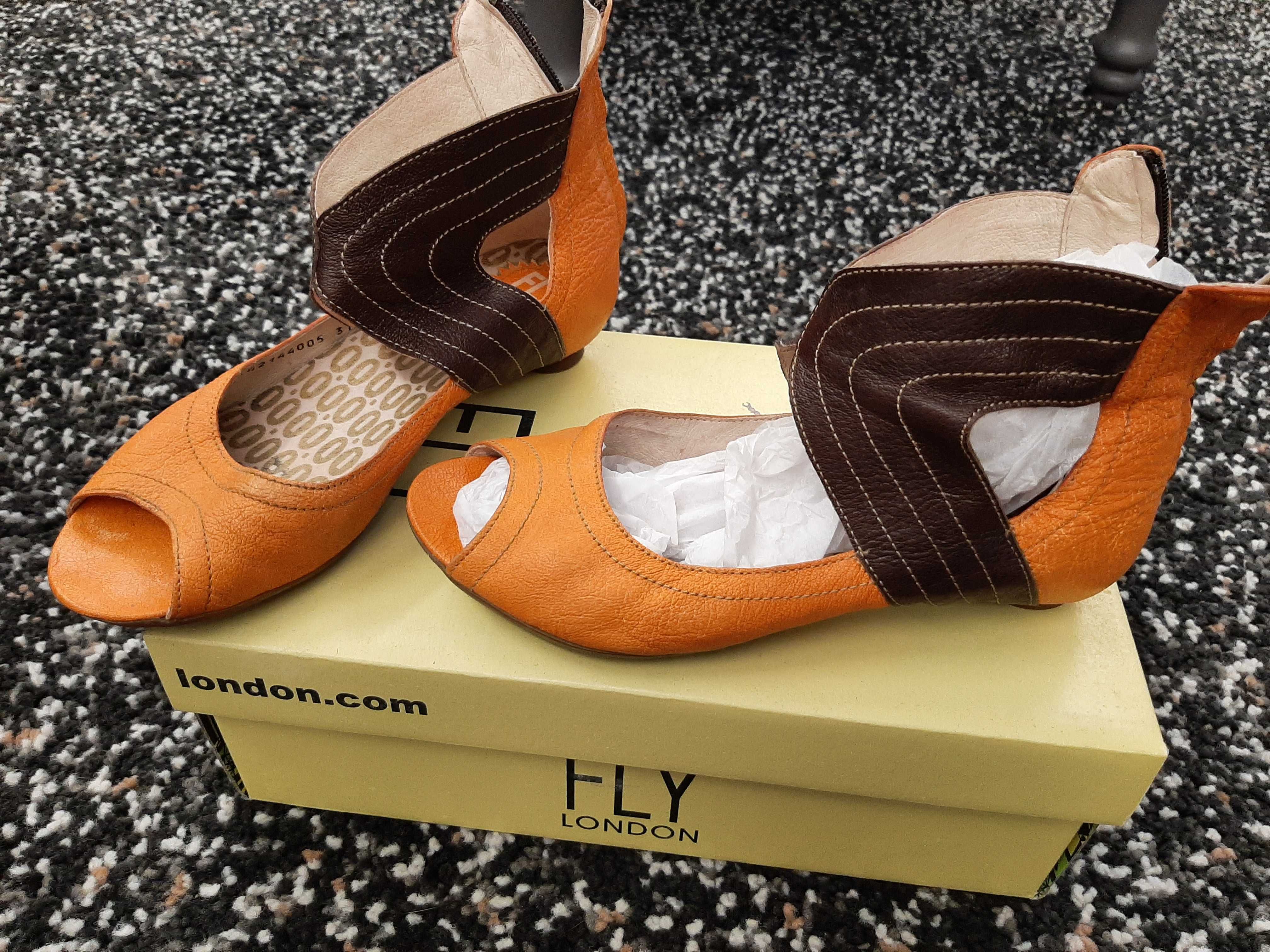 Sandálias laranja e castanhas,  Fly London.
