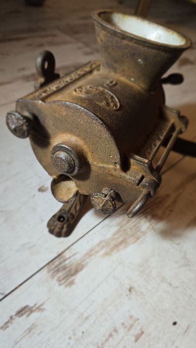 Stara zabytkowa maszynka do mielenia tytoniu