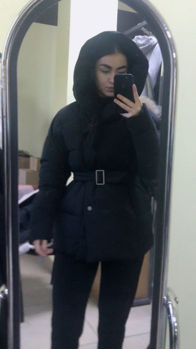 Зимний пуховик, джинсы голубые с поясом.