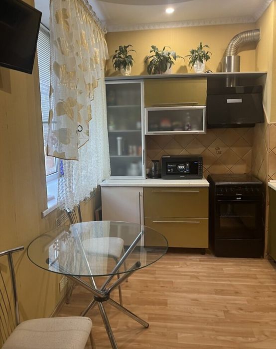 3- комн. 67 м. кв. Сталинка. С. Нигояна. Возле метро.