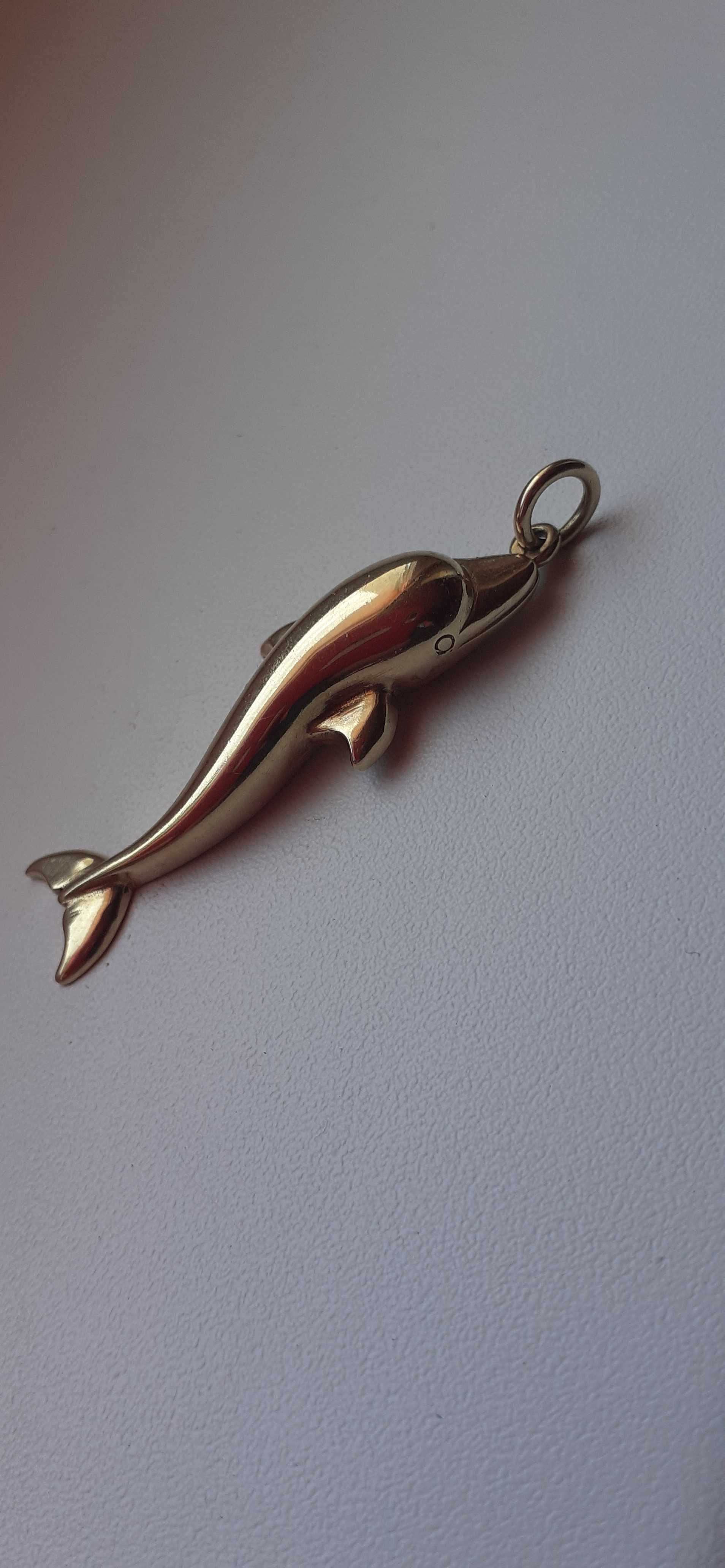 Złoto 585 sygnowane wisior-zawieszka delfin waga 5,7 gram.