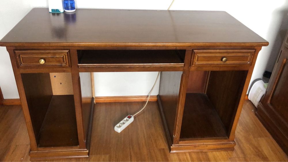 Secretária em madeira maciça