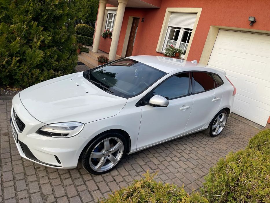 Volvo V40 2.0 Benzyna T3 152 KM  R-Design model LIFT