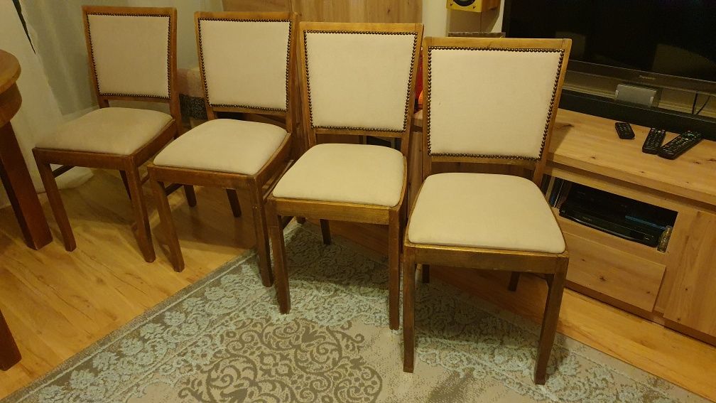 Komplet 4 drewnianych krzeseł PRL vintage.  Siedziska na sprężynach
