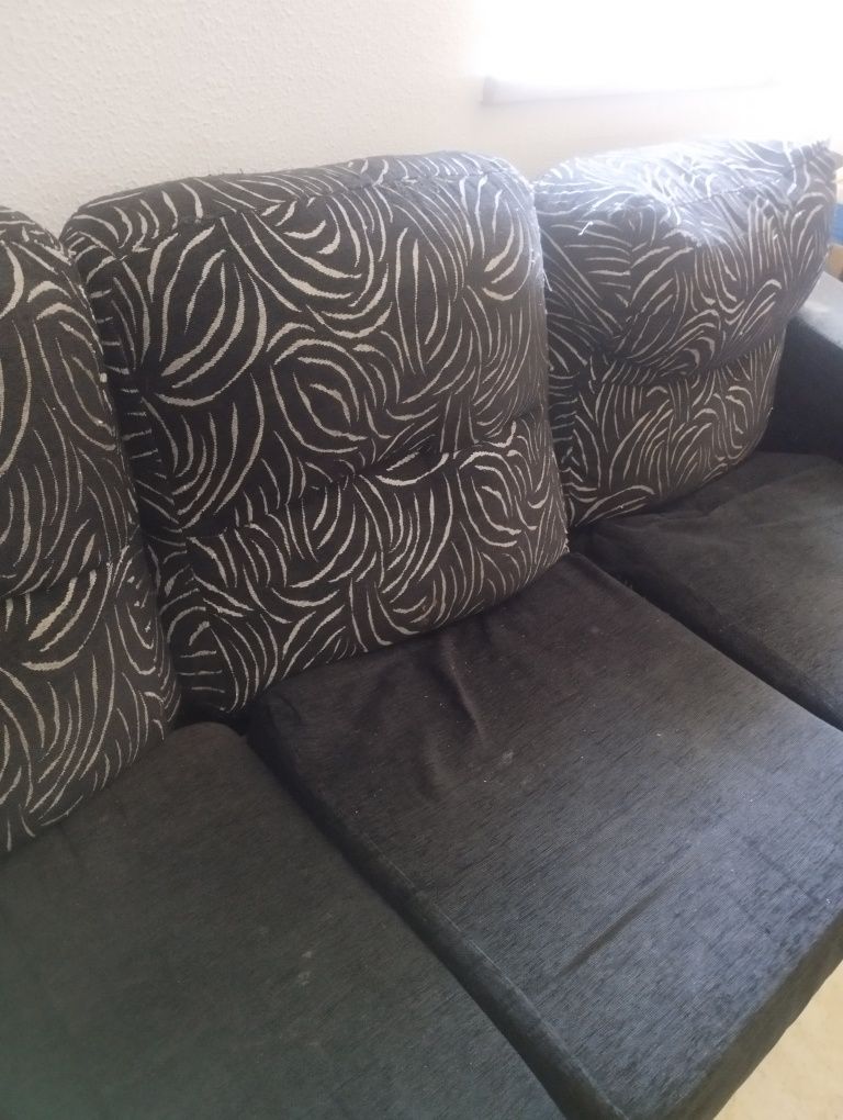 Sofá preto curvado