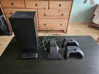 Xbox Series X + 2 pady (zestaw)