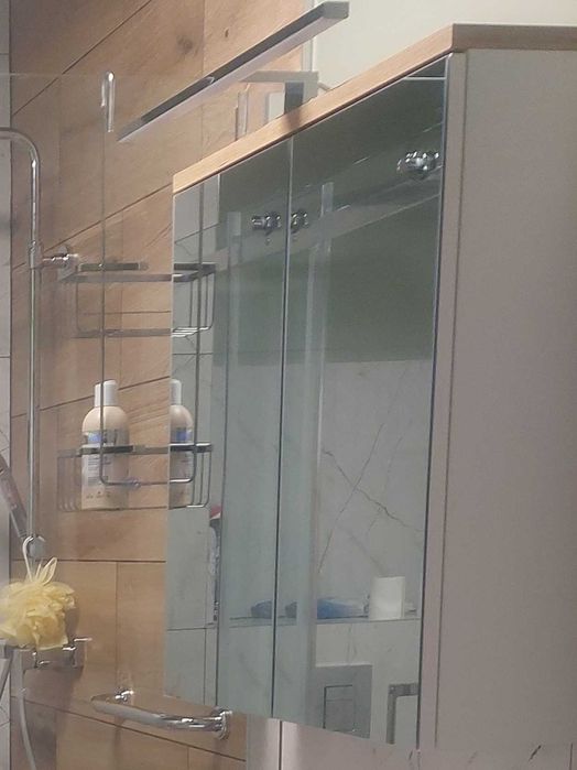 Szafka łazienkowa z lustrem