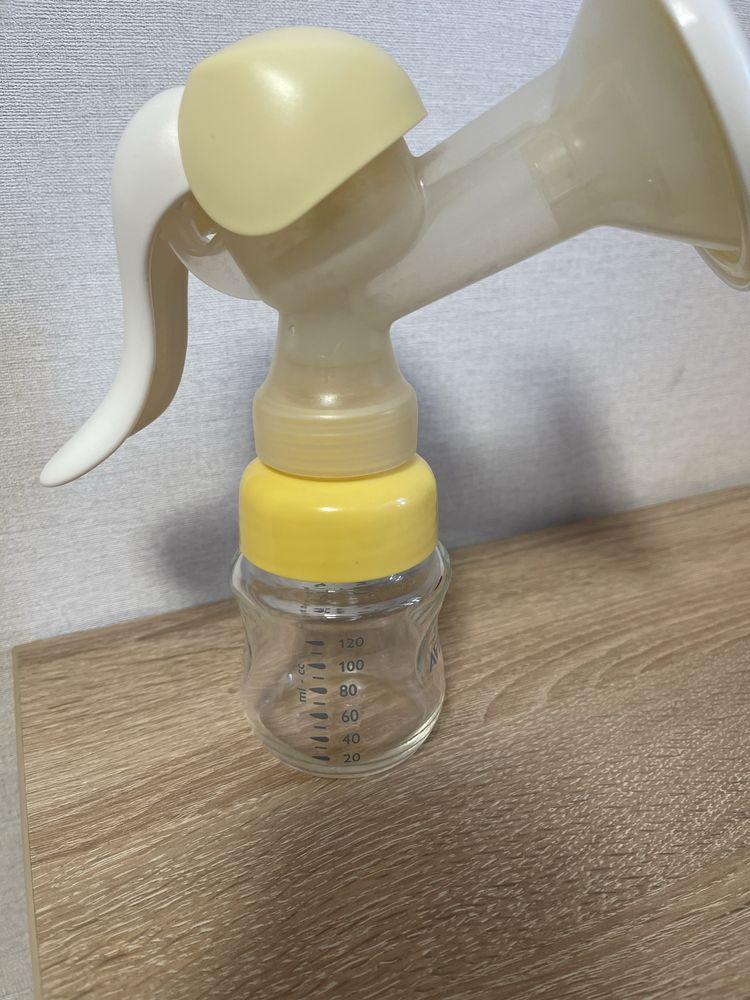 Продам механічний молоковідсмоктувач Avent