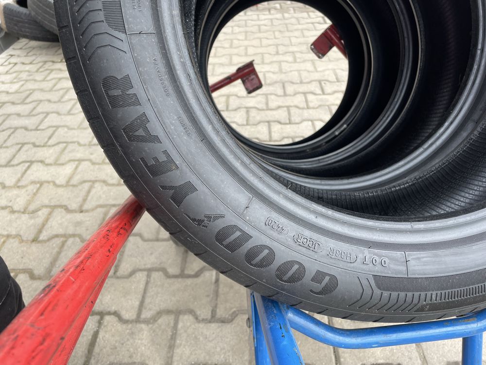Opony 215/55/17 goodyear letnie w bardzo dobrym stanie