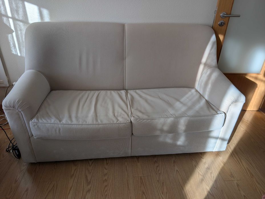 Sofá cama em tom pérola