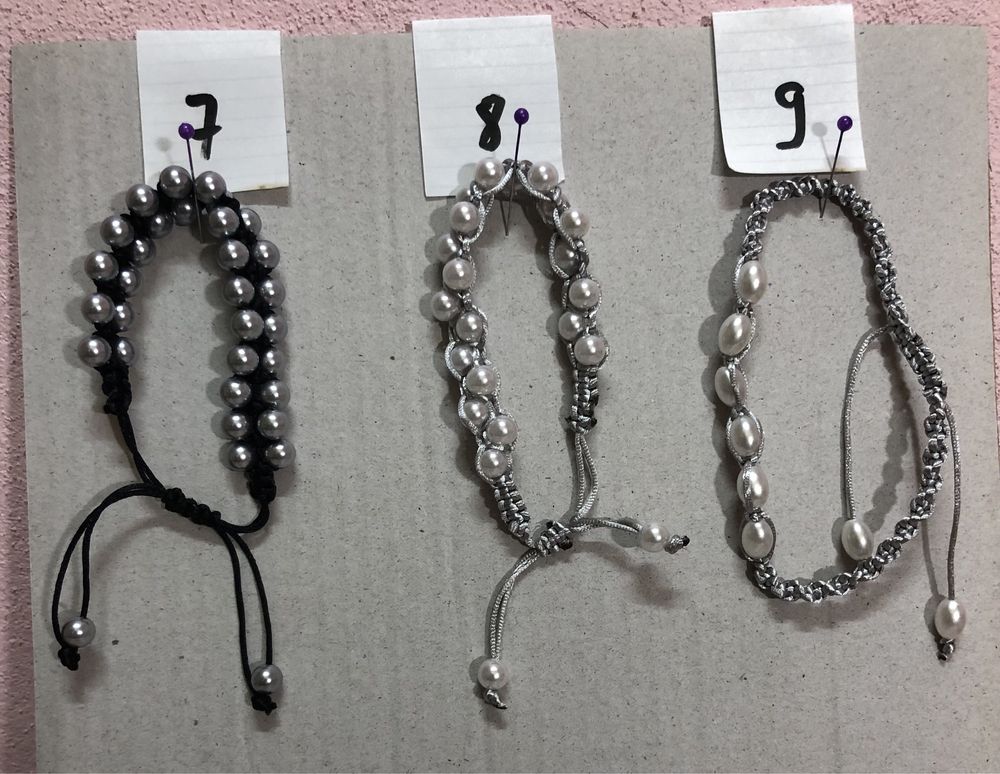 Pulseiras e porta chaves