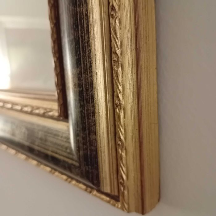 Quadro com gravura de cena mitológica com figuras e cenário natural.