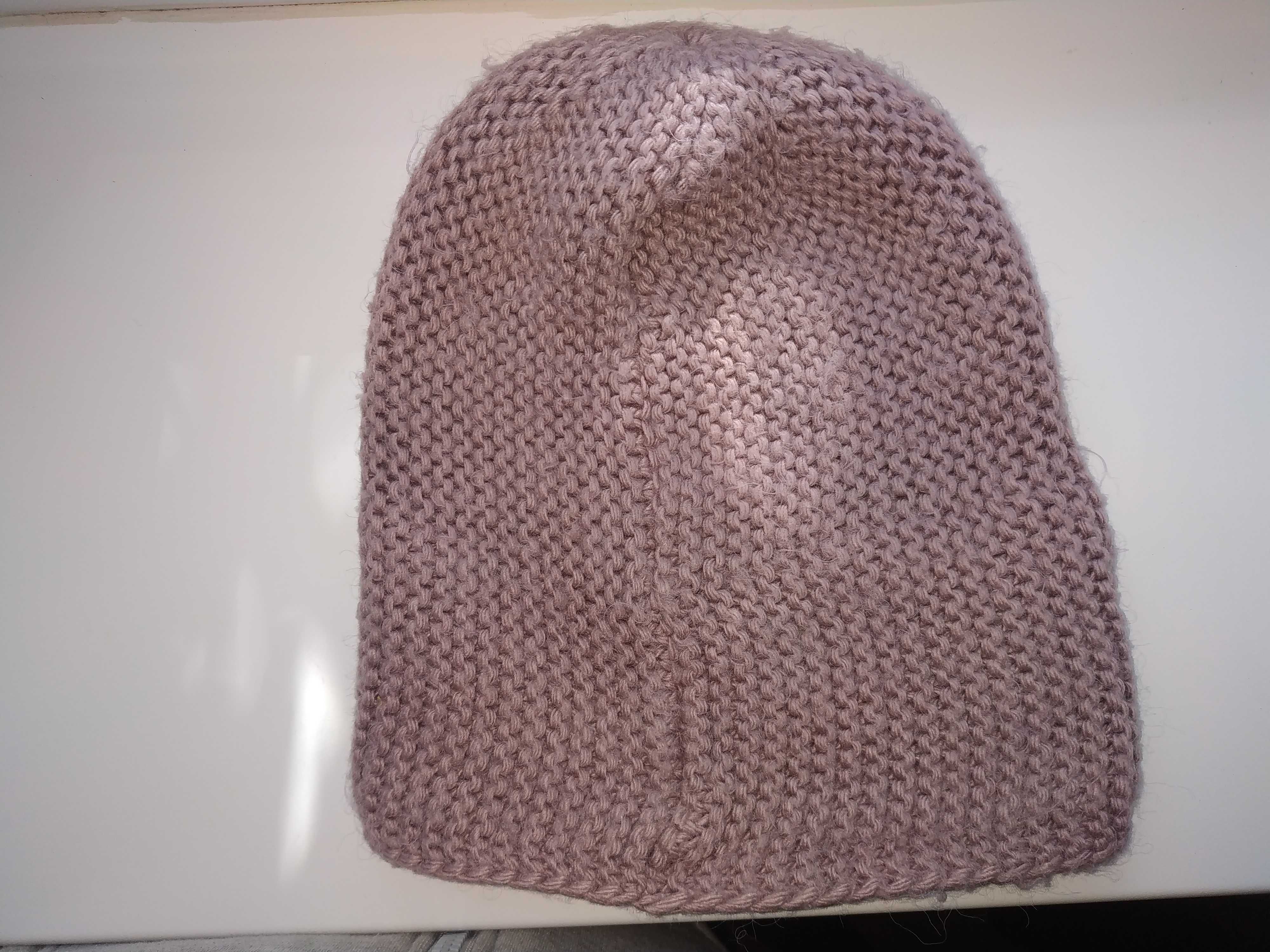 Зимова жіноча шапка