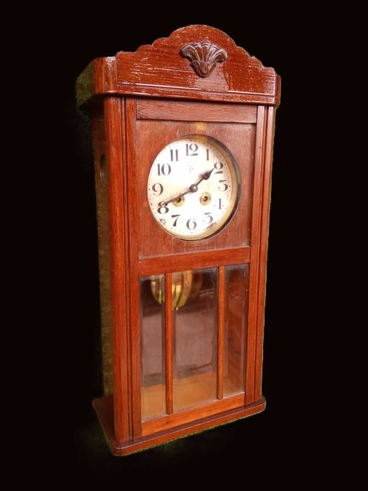 Relógio de parede antigo a funcionar, com chave