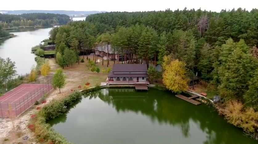 Дом в лесу на берегу реки в коттеджном городке, Таценки!