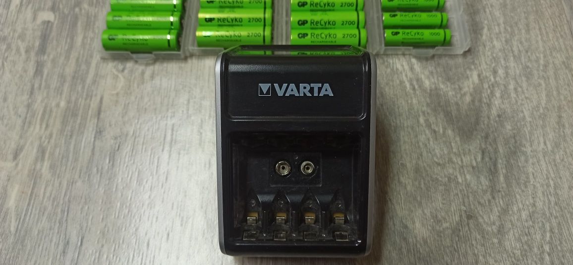 Ładowarka Varta + 20 akumulatorków gp recyko 2700mah