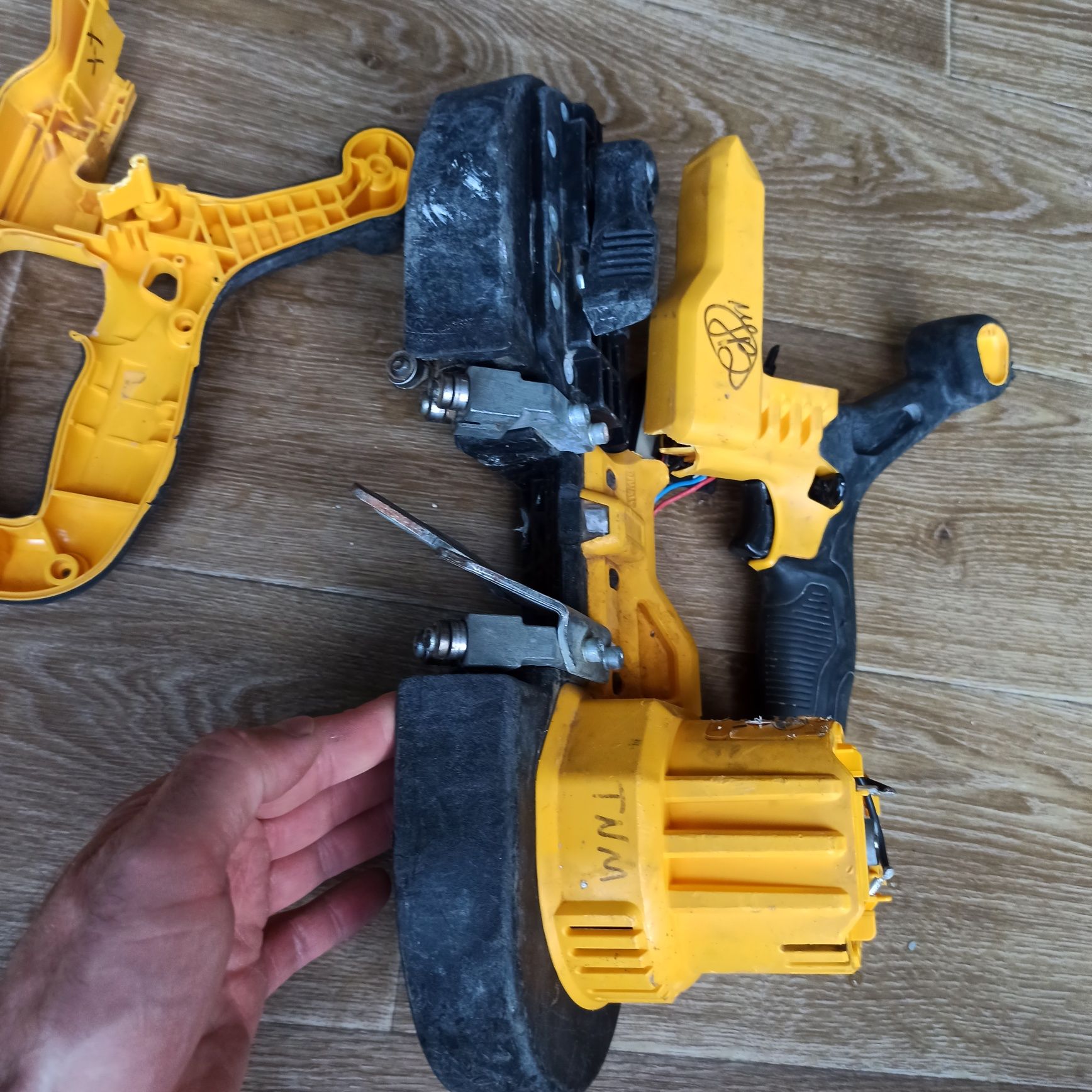 Piła pilarka taśmowa do metalu DeWALT DCS371 18V XR Li-Ion uszkodzona