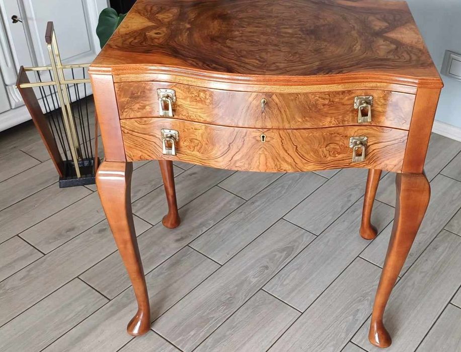 Stolik Ludwikowski orzechowy z dwiema szufladami