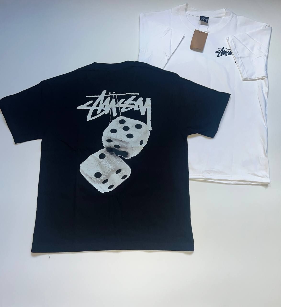 В наявності чорні та білі футболки Стусі/Stussy