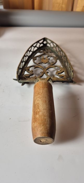 Sygnowana mosiężna podstawka pod żelazko XIX wiek 1855 rok T36