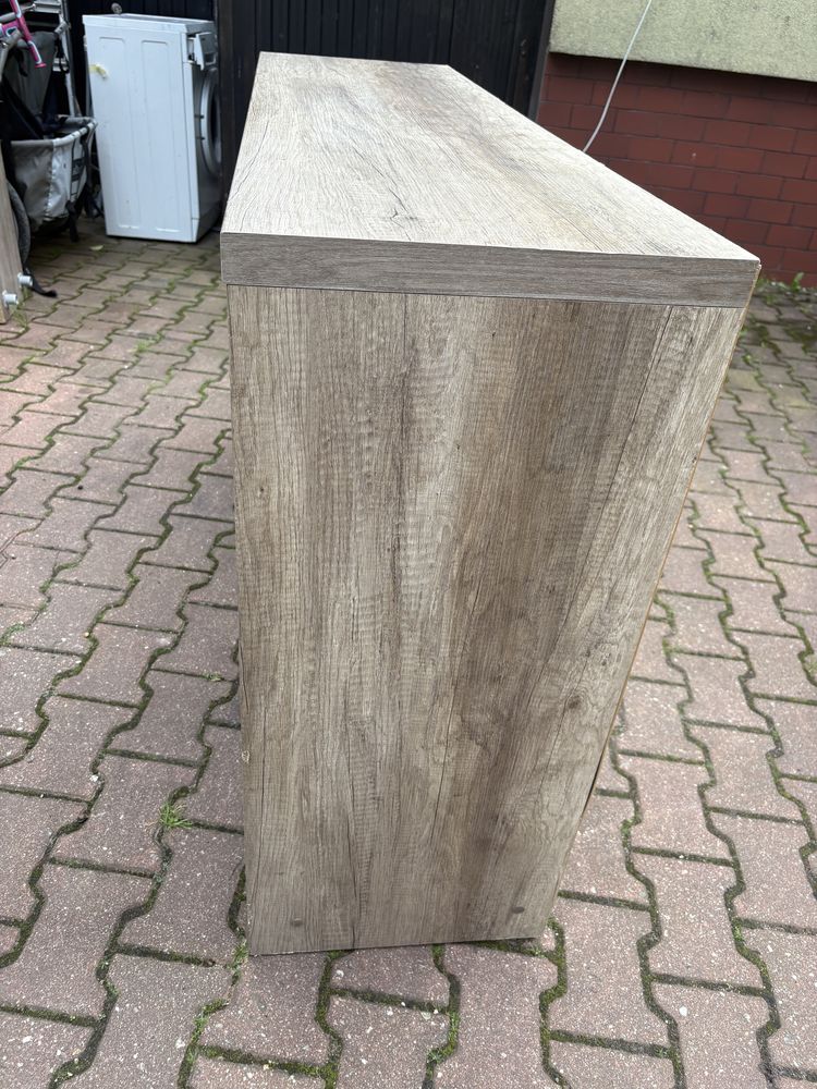 Komoda w kolorze ciemnego drewna