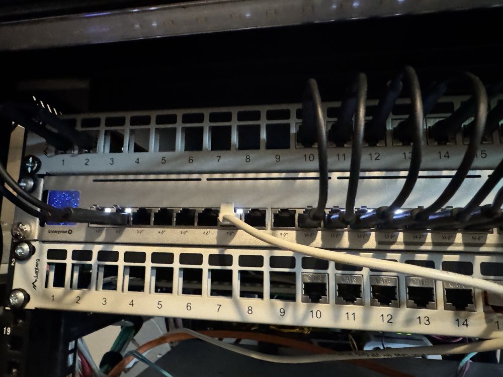 Unifi USW-Enterprise-24-POE 12x2.5Gbe + 12x1Gbe + 2xSFP+ 400W POE
