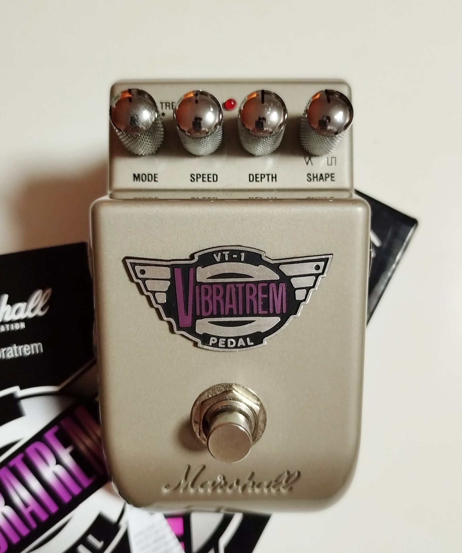 Marshall Vibratrem VT-1 pedal efeitos stereo tremolo vibrato guitarra