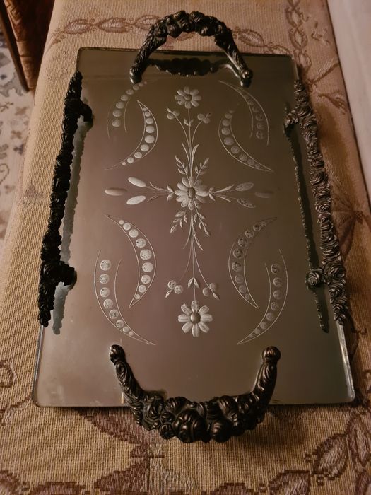 Tabuleiro em espelho com desenho floral e pegas e rebordos  em metal