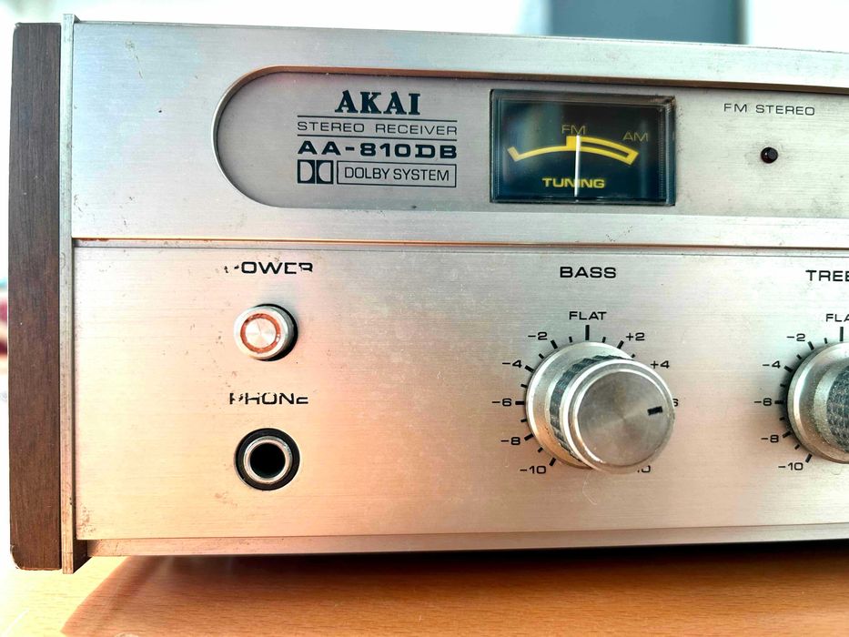 Vendo AKAi AA-810 DB com avaria na amplificação (provavelmente pré).