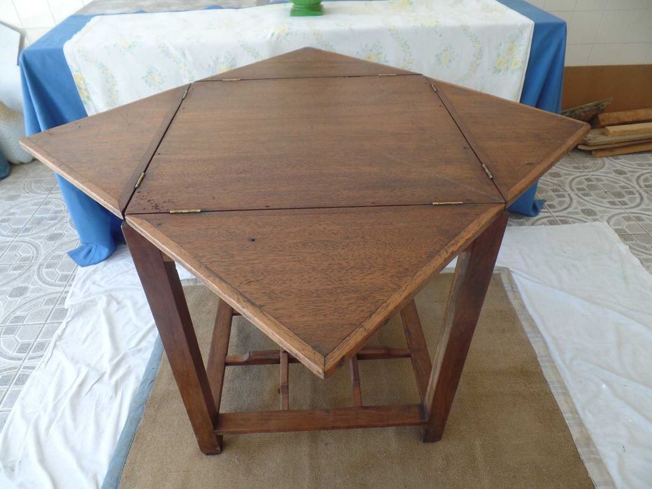 Interessante mesa antiga
