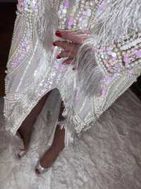 zdobiona maxi asymetryczna sukienka biała srebrna wieczorowa Asos