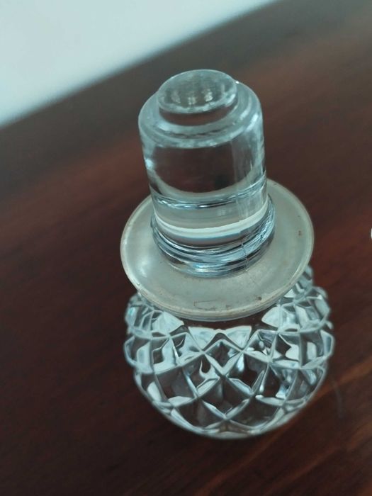 Conjunto de Garrafa de vidro e 4 copos rudo com relevo garavado