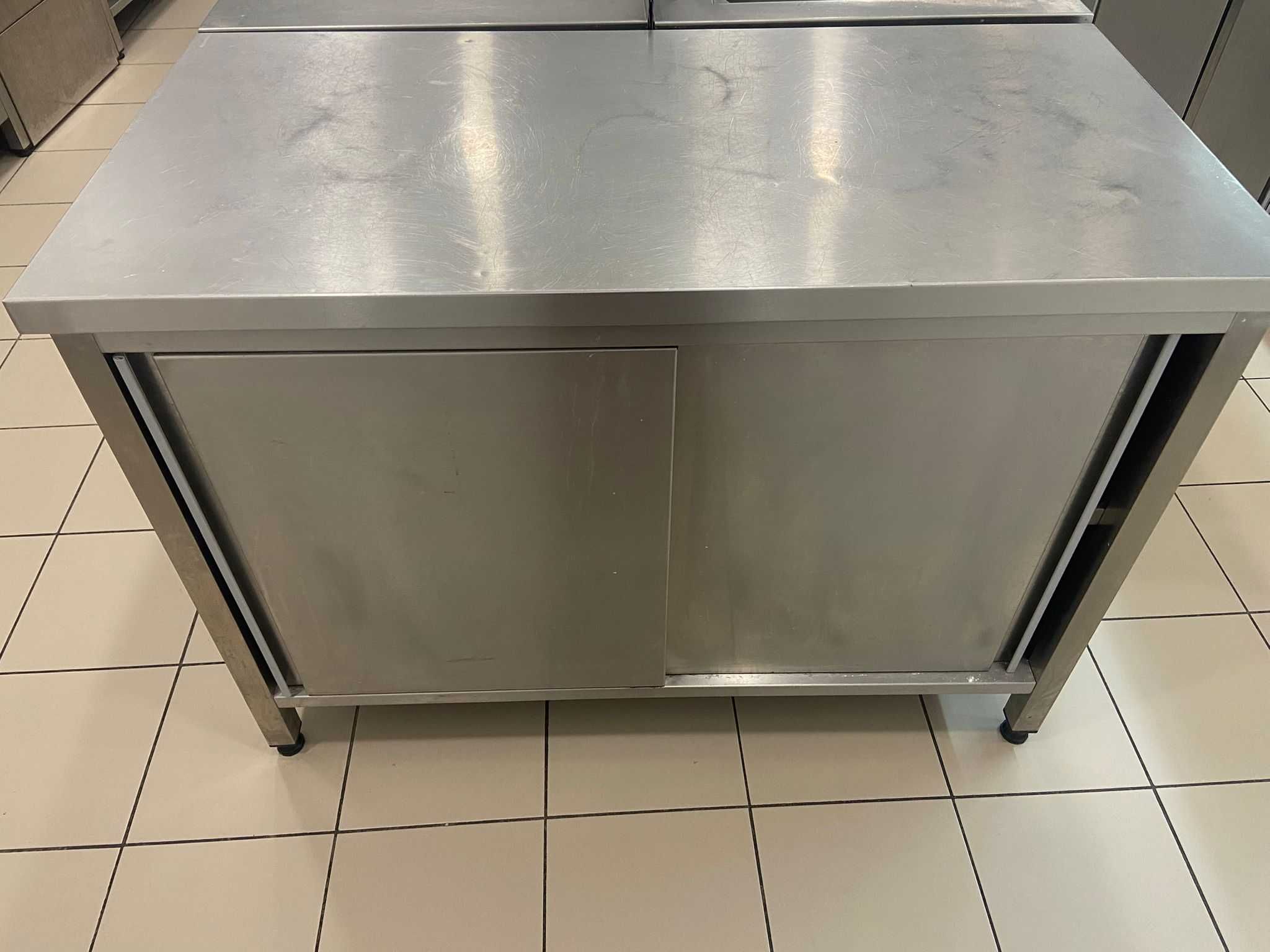 Bancada em INOX com portas