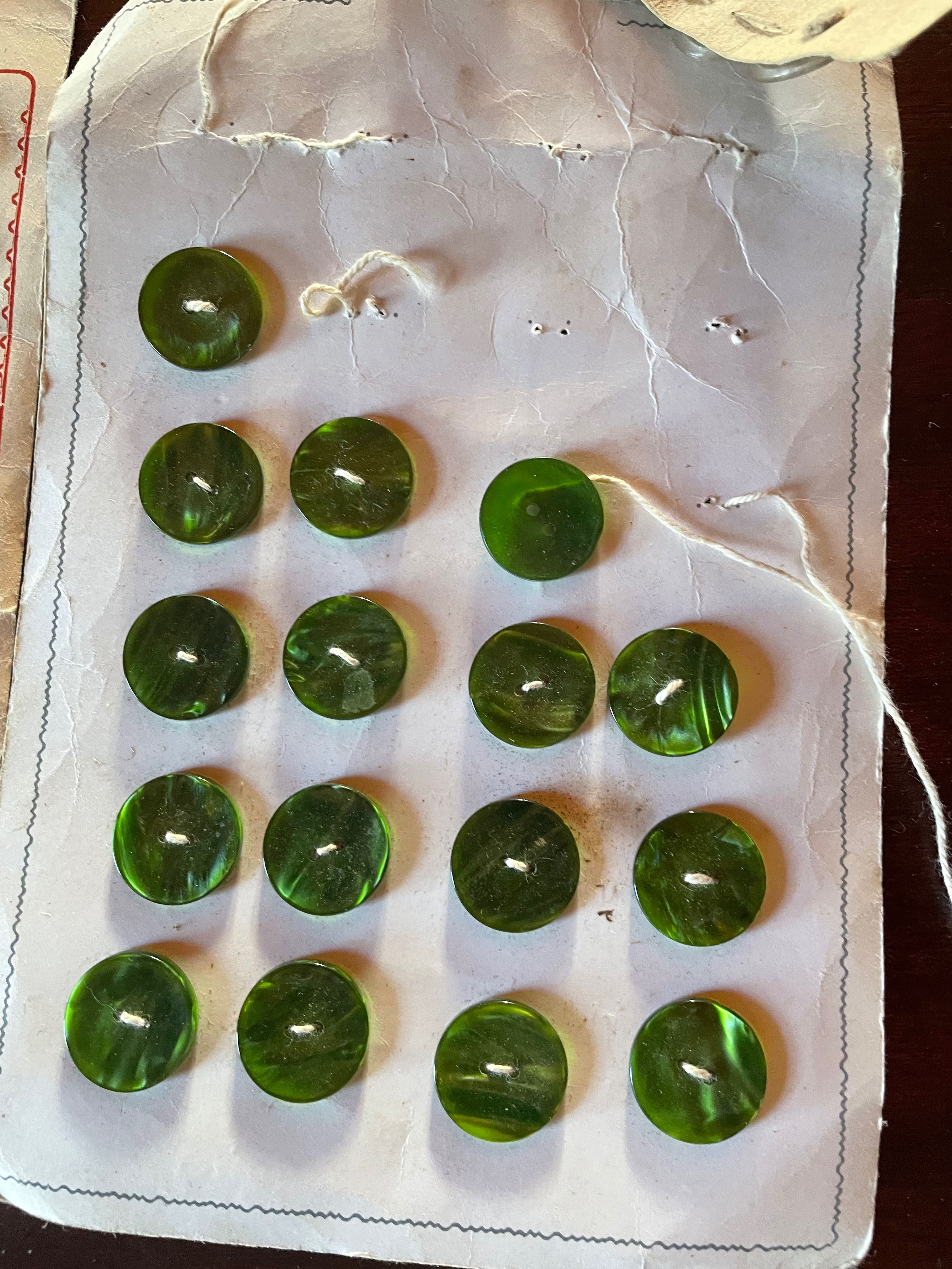 Botões verdes tipo madrepérola