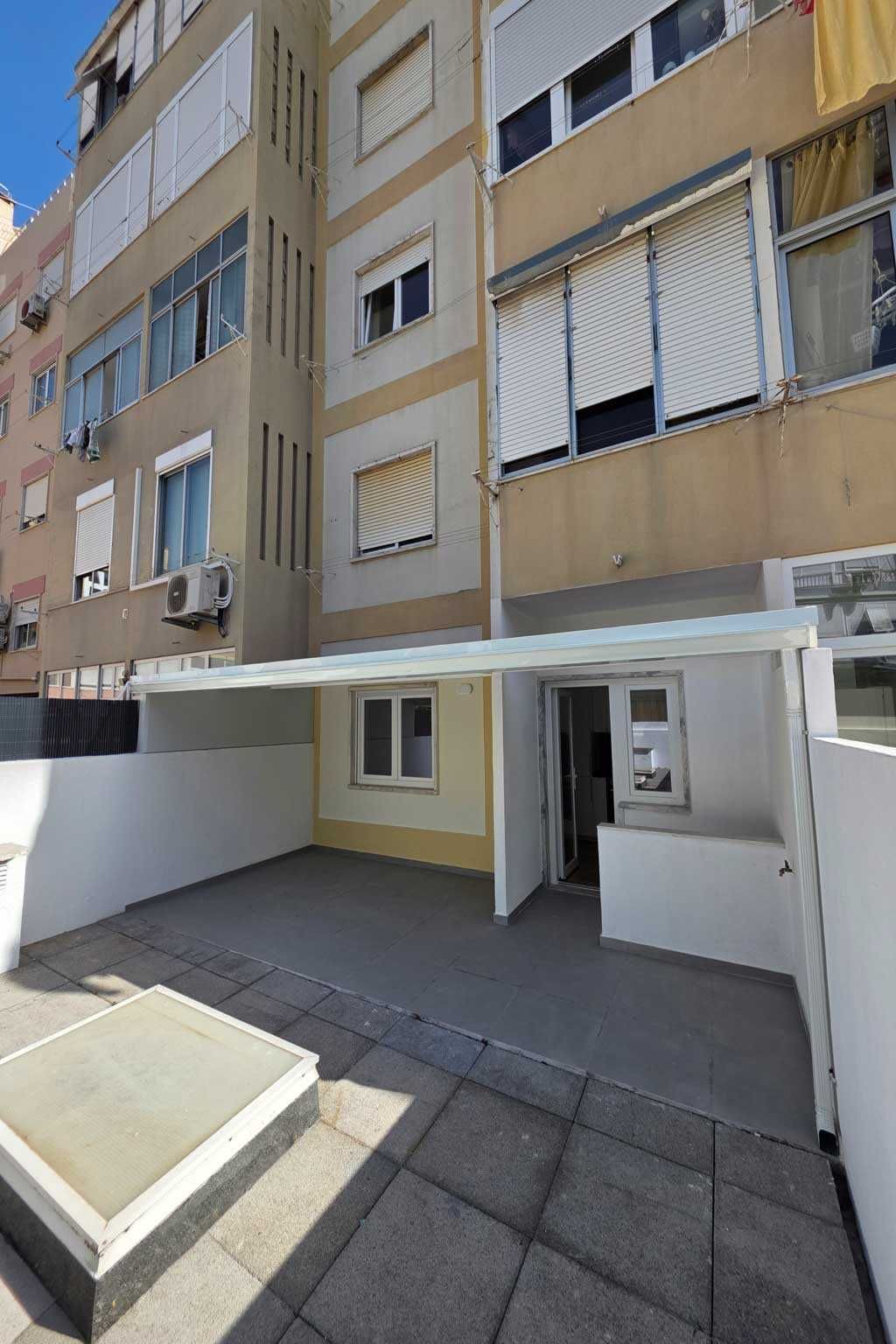 À venda  em Carta Fechada de apartamento em estrada de Benfica