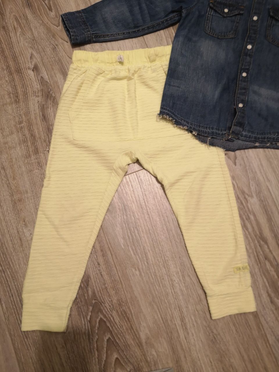 Leggi Zara i koszula H&M