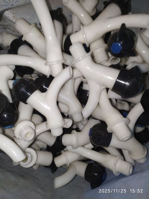 Крани пластикові