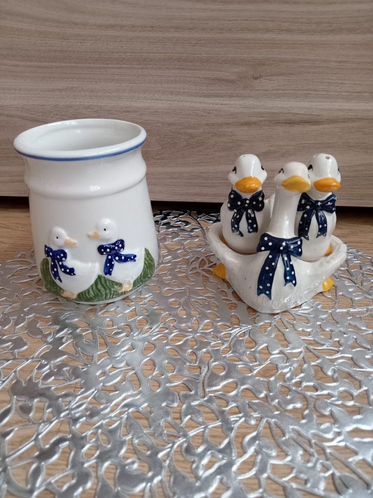 Solniczka z pieprzniczką oraz wazonik ( kaczka, gęś )