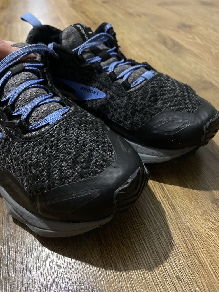 Кросівки жіночі brooks