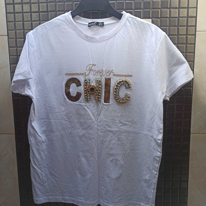 Biała bluzka t-shirt z dżetami, cyrkoniami