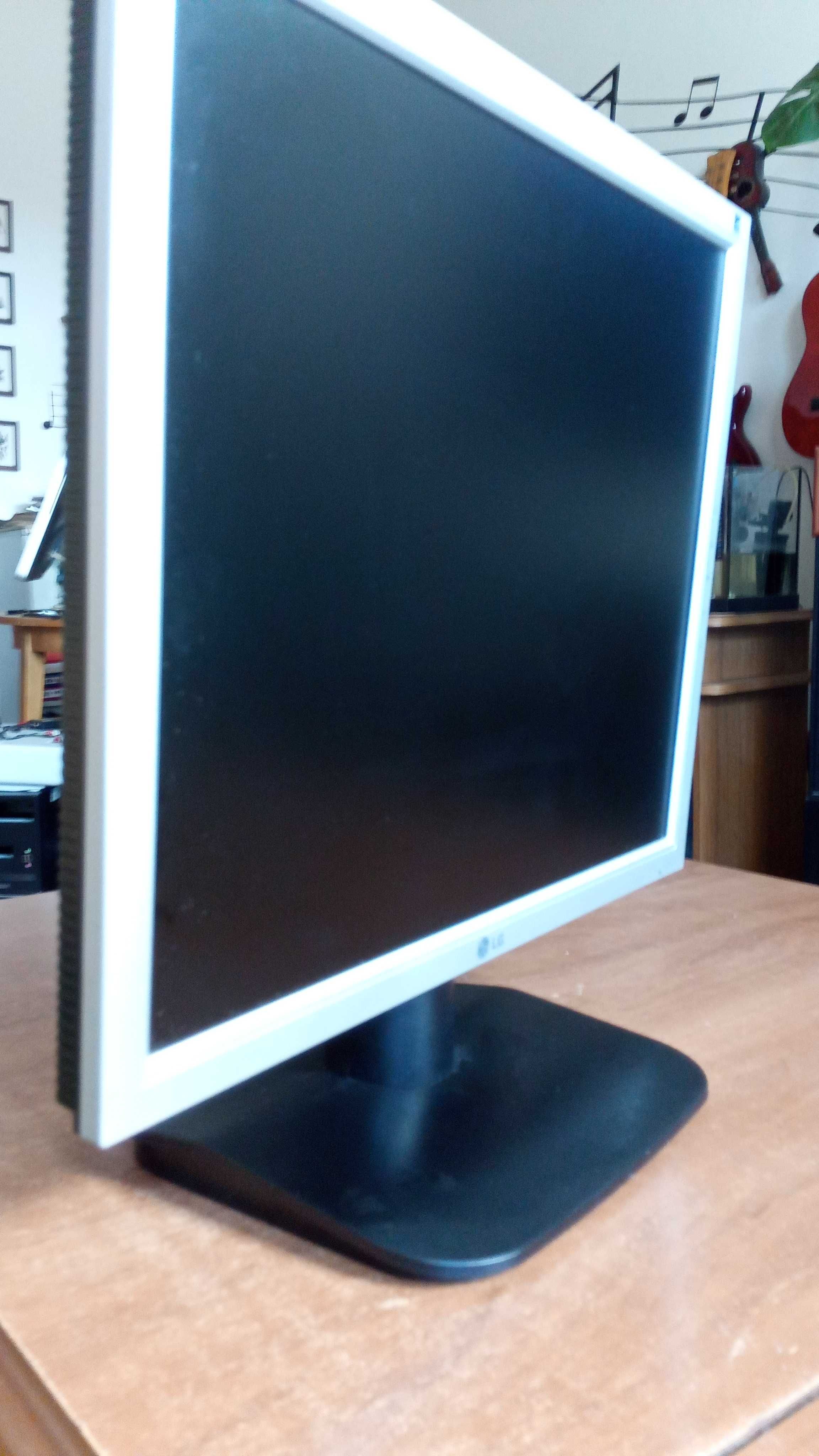 MONITOR LG Flatron L1718S-SN + przewody //mały zgrabny