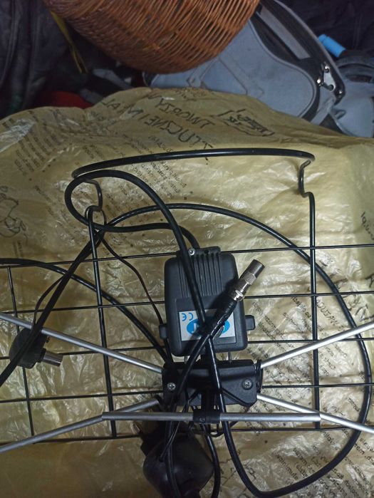 Antena pokojowa z zasilaczem