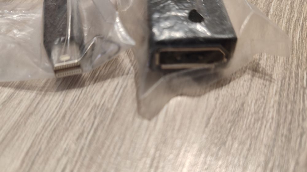 Адаптери: Displayport Apple,DVI, dislayport