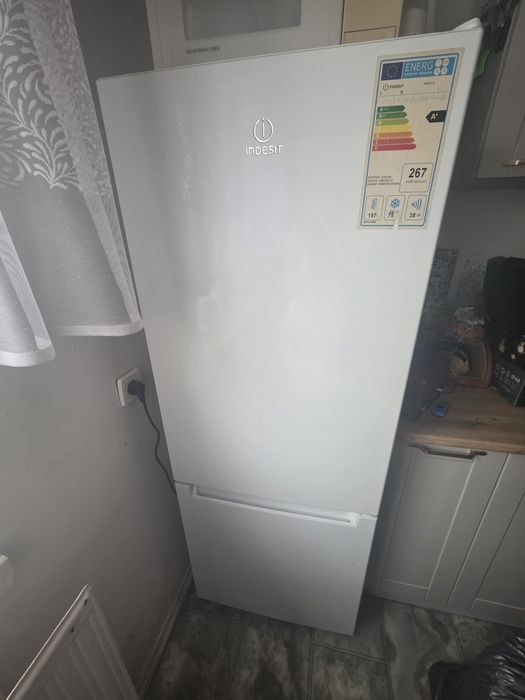 Sprzedam lodówkę indesit