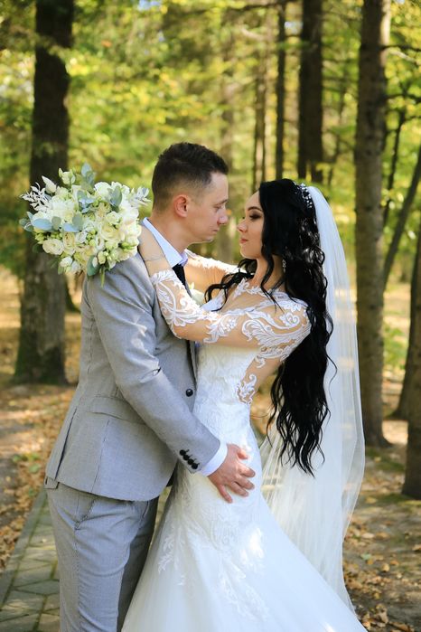 Весільна сукня зі шлейфом