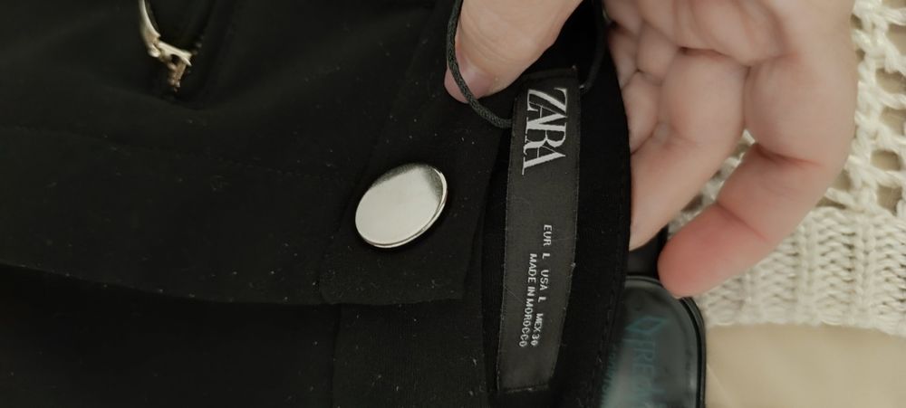 Calças Zara pretas. Tamanho L. Usadas. Botões de mola em dourado.